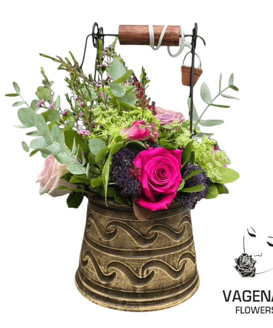 Σύνθεση Λουλουδιών σε Πήλινο Πηγάδι